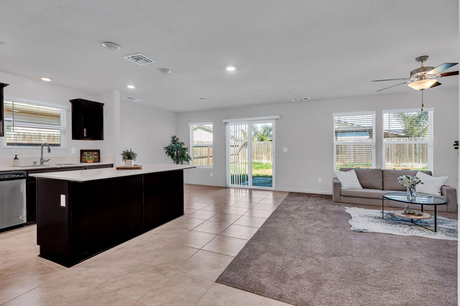 2272 Owens Ct, Los Banos, CA 93635