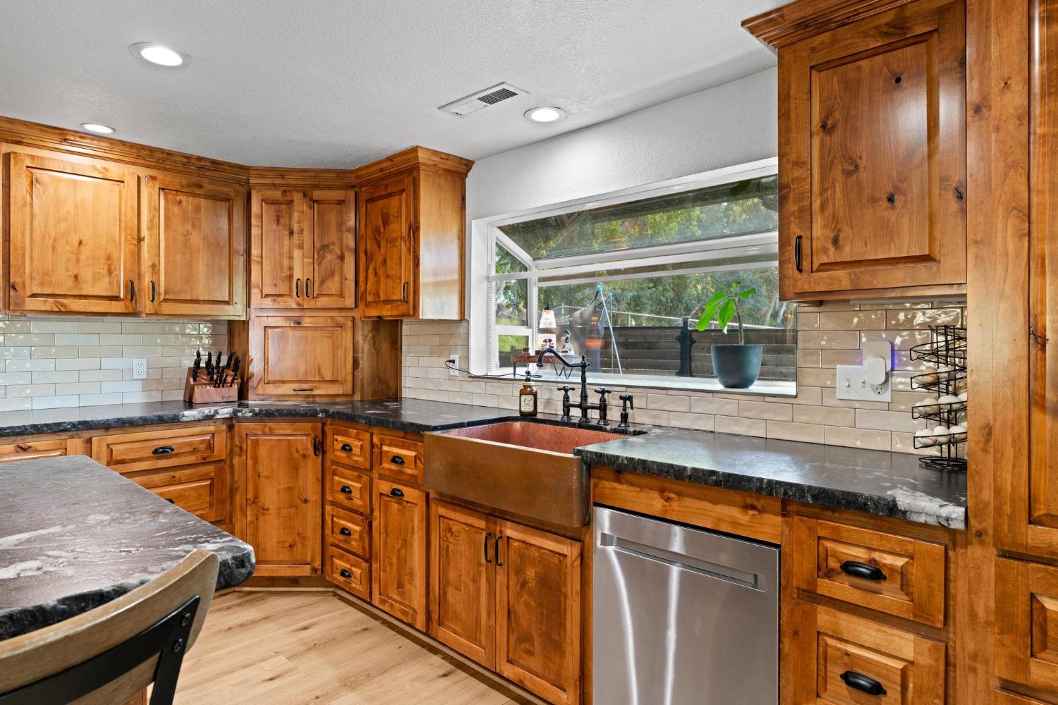 9576 Meadow Dr, Winton, CA 95388