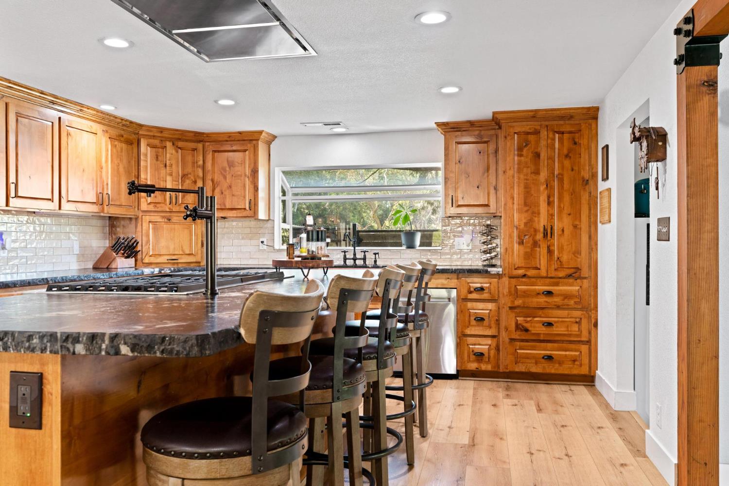 9576 Meadow Dr, Winton, CA 95388