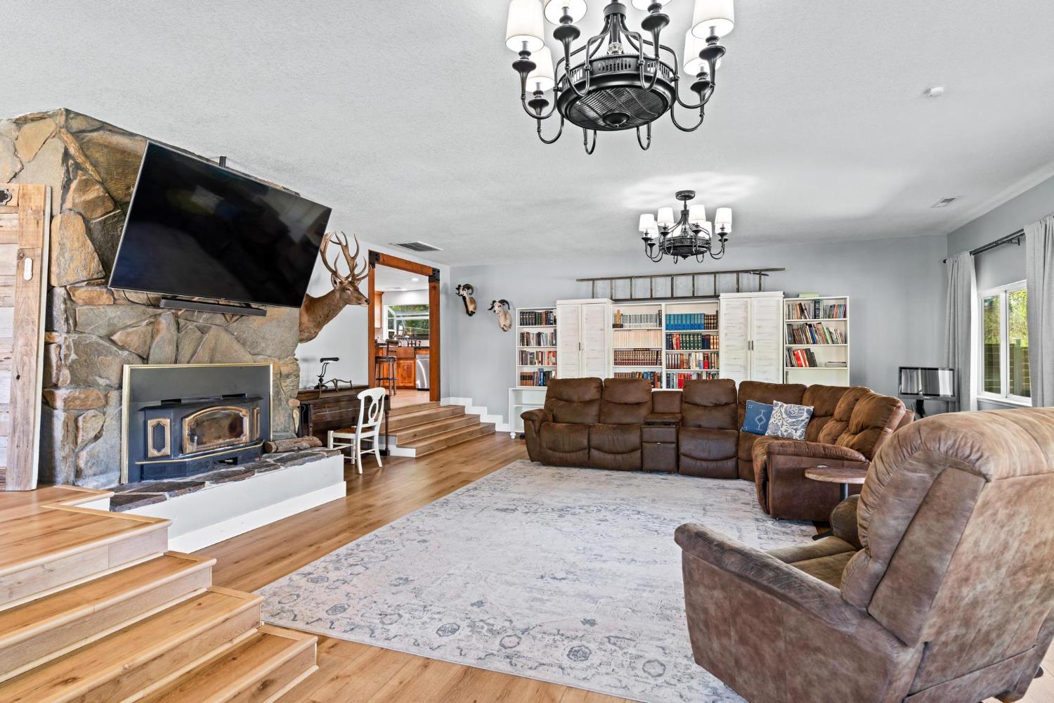 9576 Meadow Dr, Winton, CA 95388