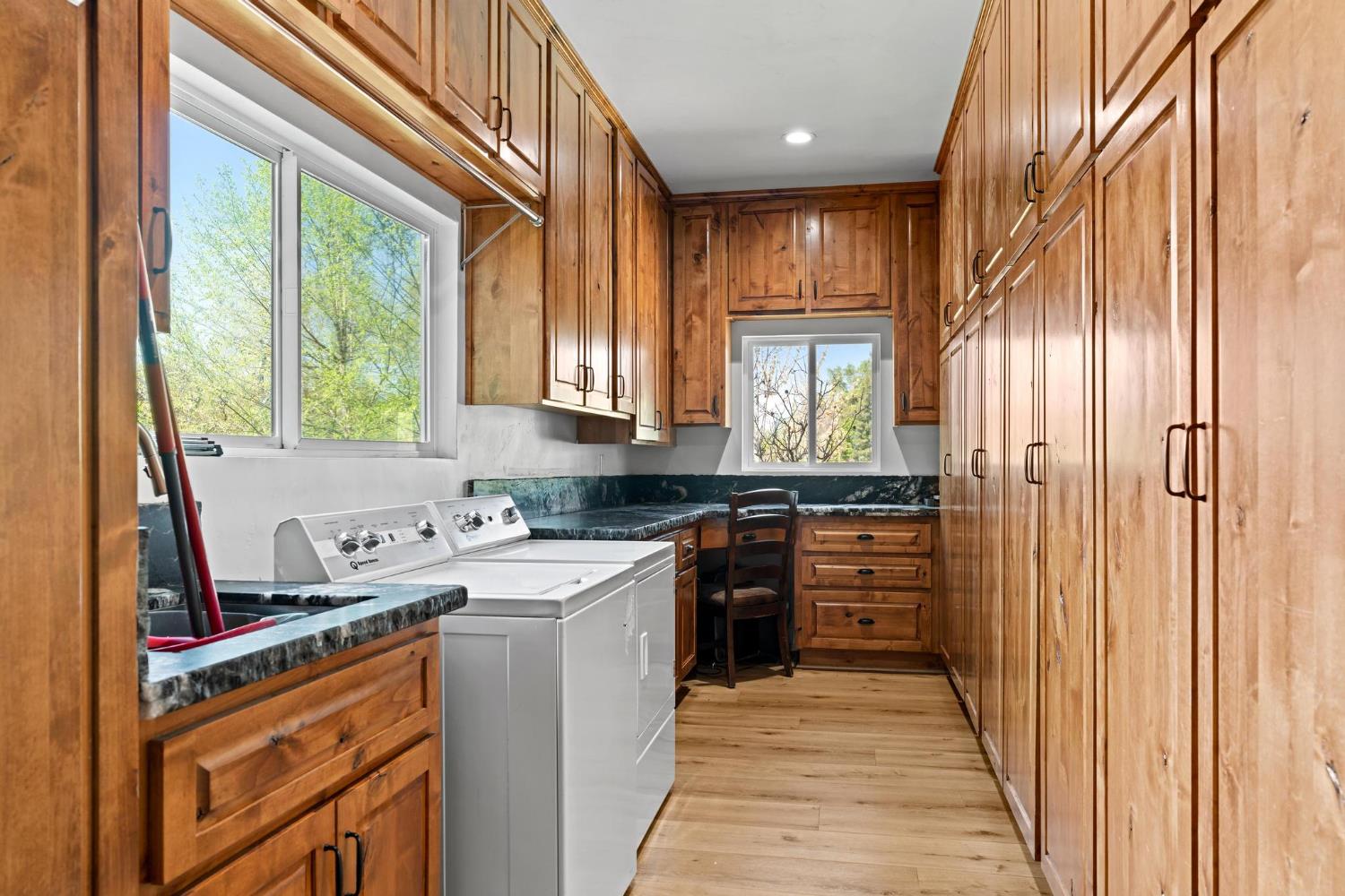 9576 Meadow Dr, Winton, CA 95388