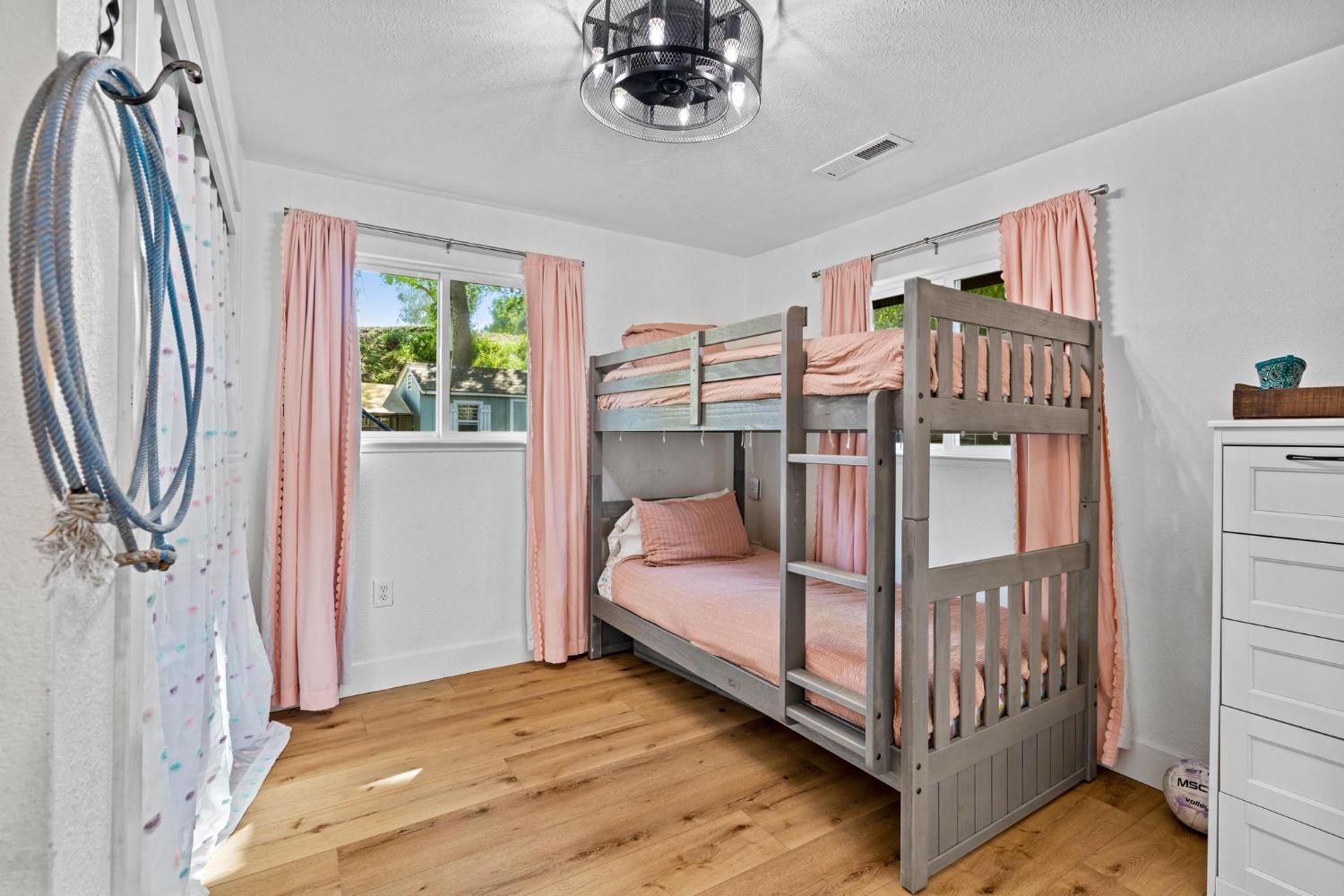 9576 Meadow Dr, Winton, CA 95388