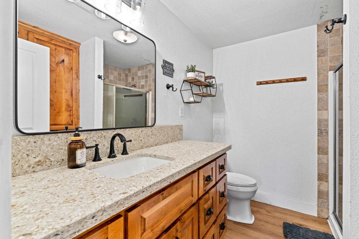 9576 Meadow Dr, Winton, CA 95388