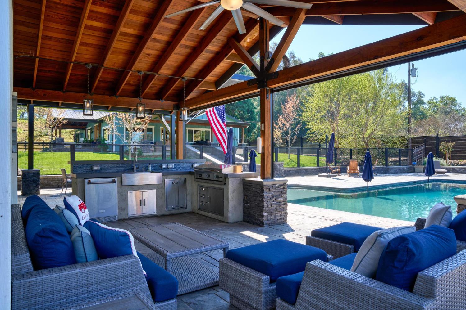 9576 Meadow Dr, Winton, CA 95388