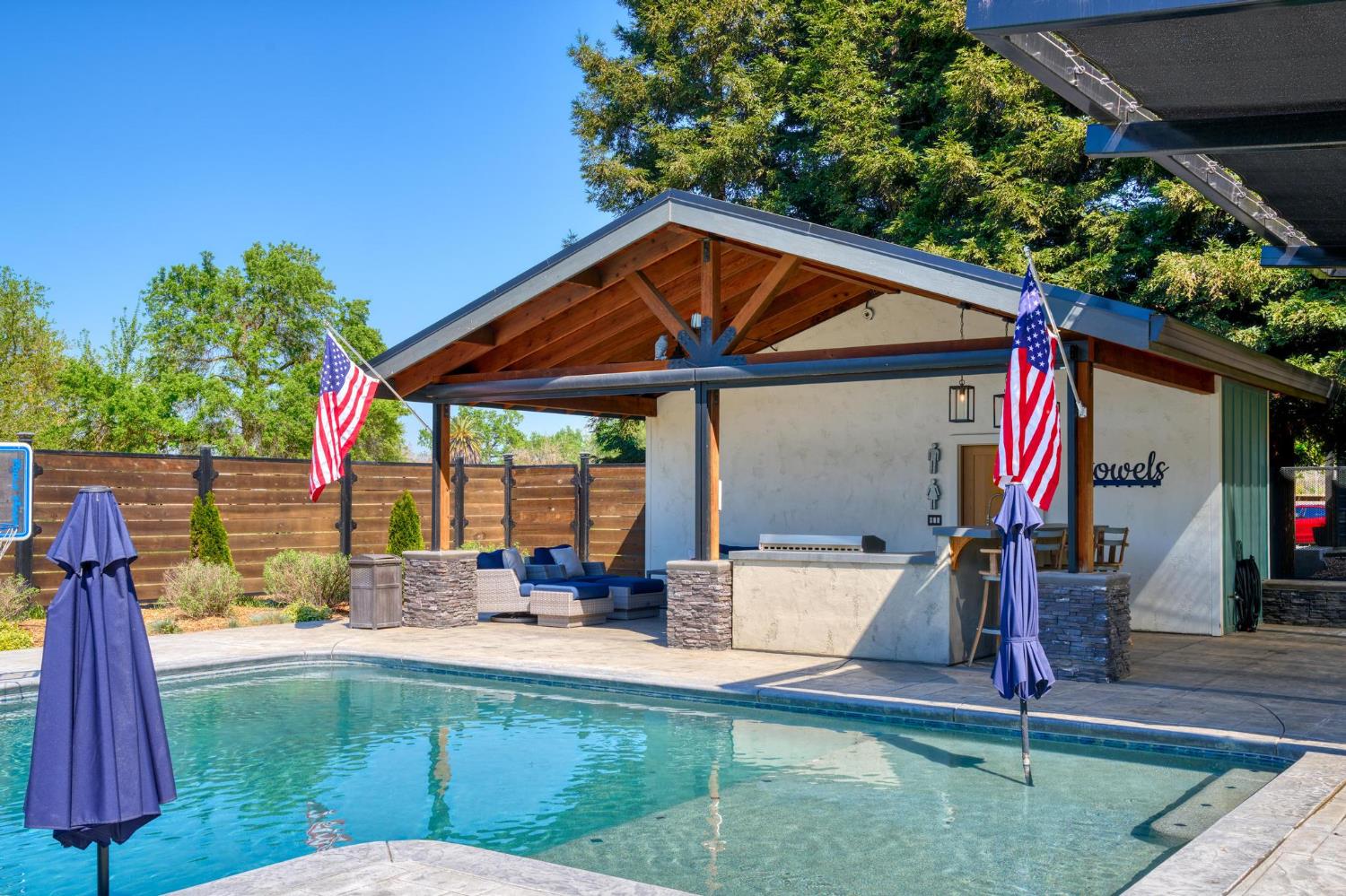 9576 Meadow Dr, Winton, CA 95388