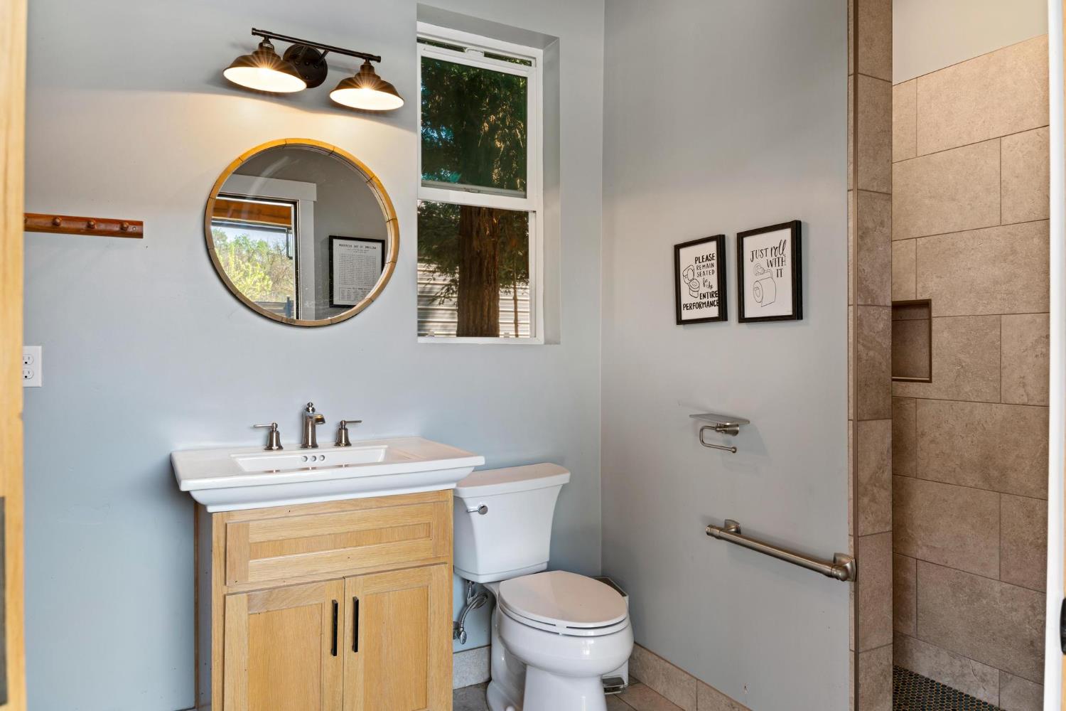 9576 Meadow Dr, Winton, CA 95388