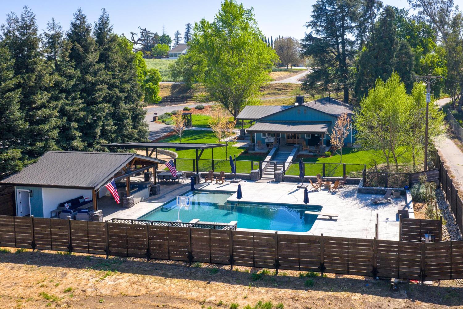 9576 Meadow Dr, Winton, CA 95388