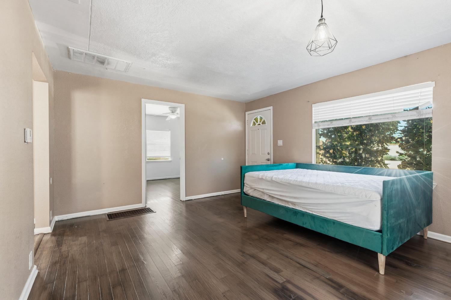 621 Poplar St, Oakdale, CA 95361