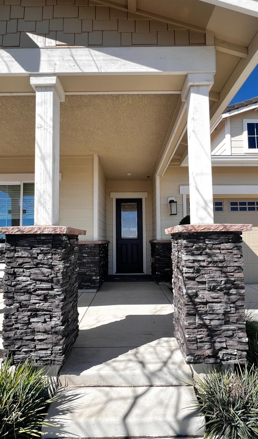 1034 Meadowlands Dr, Oakdale, CA 95361