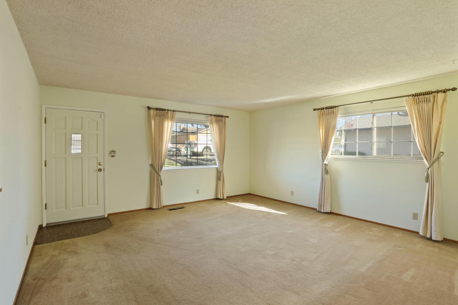 811 E C St, Oakdale, CA 95361