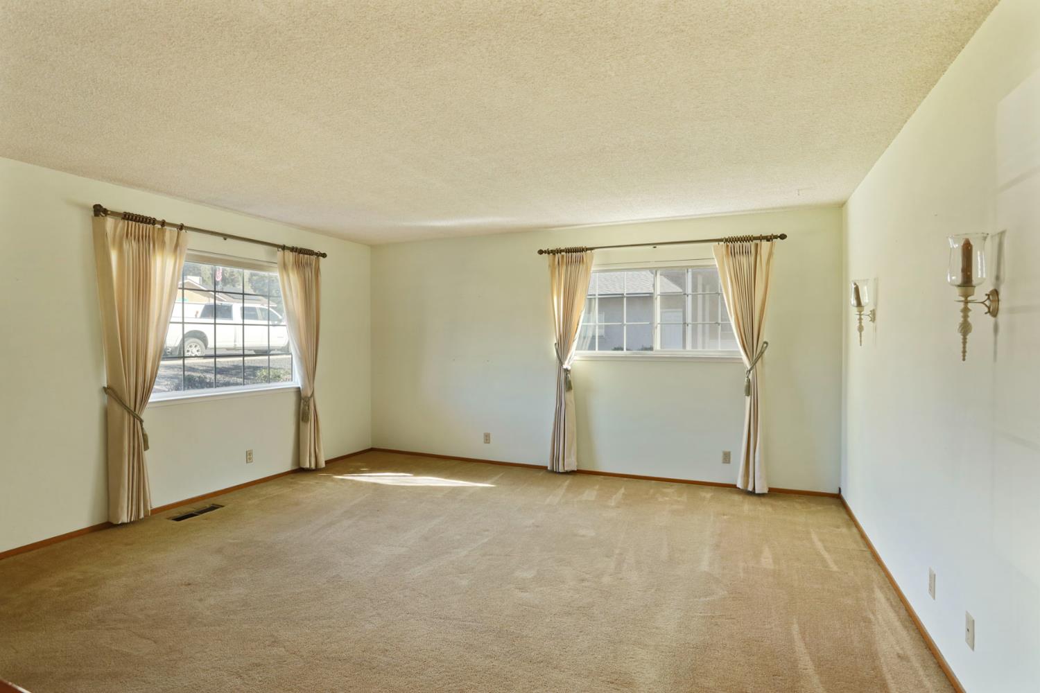 811 E C St, Oakdale, CA 95361