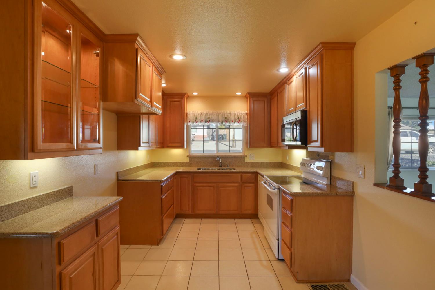 811 E C St, Oakdale, CA 95361