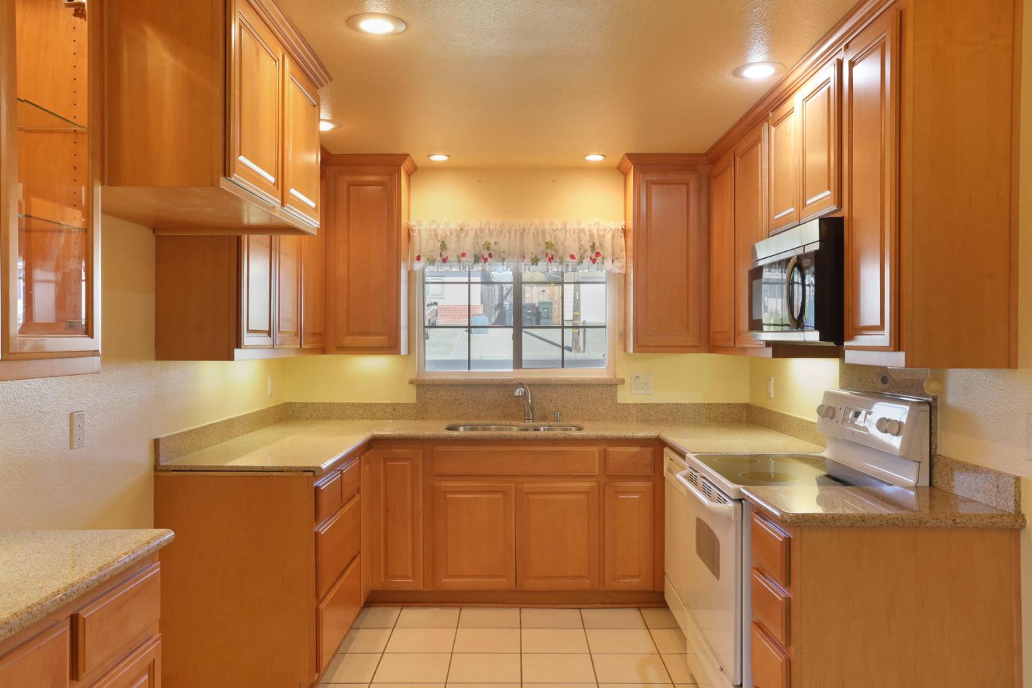 811 E C St, Oakdale, CA 95361