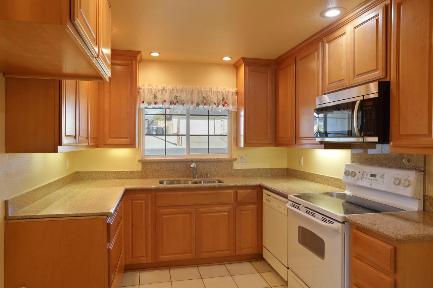 811 E C St, Oakdale, CA 95361