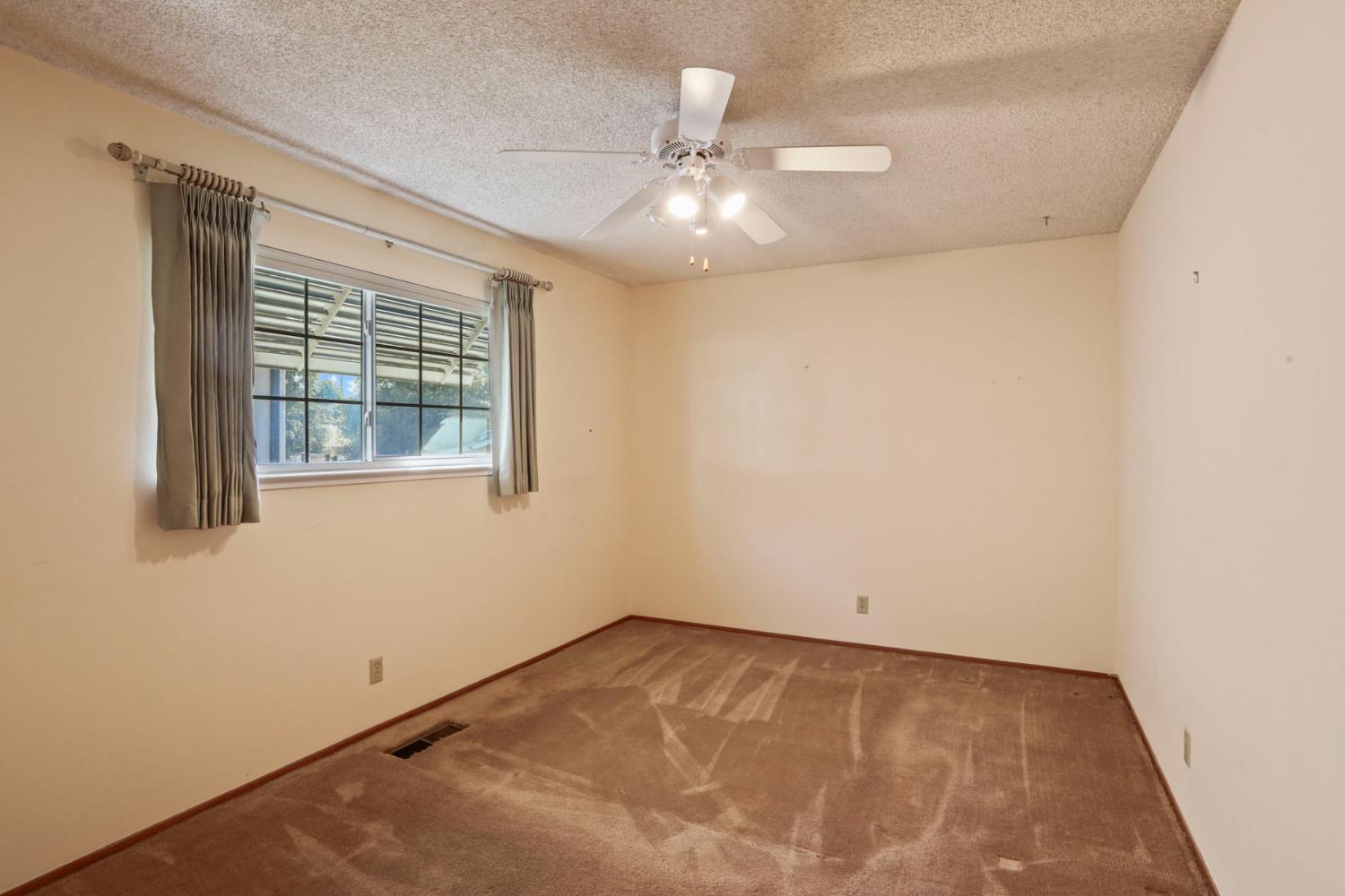 811 E C St, Oakdale, CA 95361