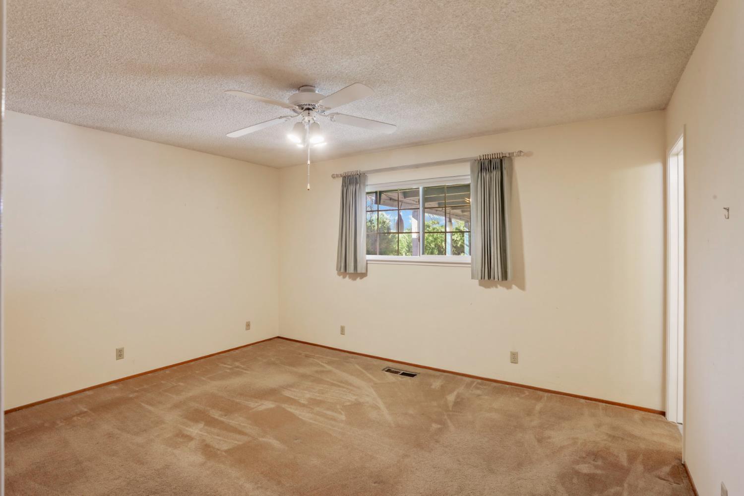 811 E C St, Oakdale, CA 95361