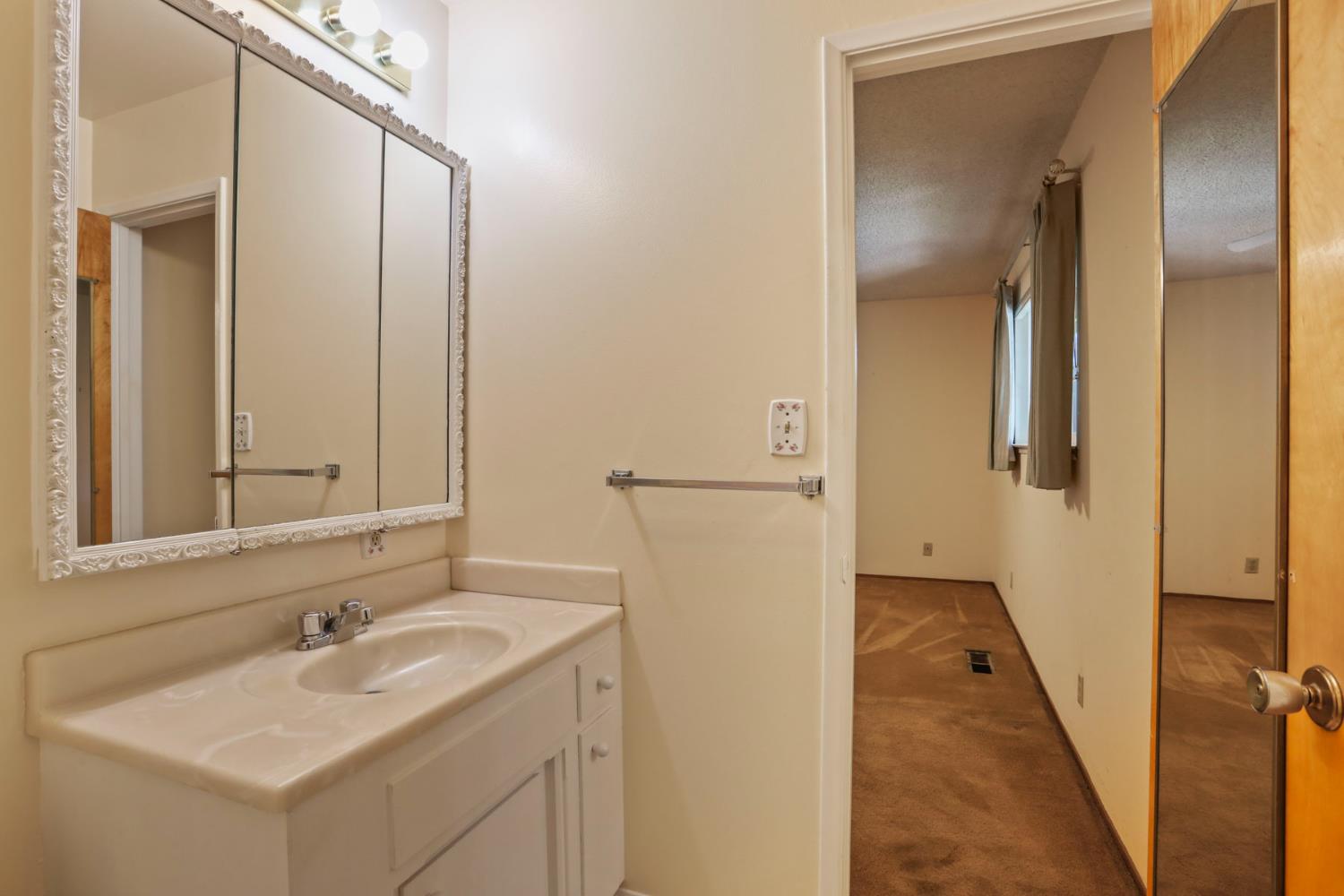 811 E C St, Oakdale, CA 95361