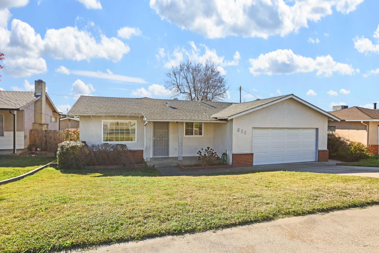 811 E C St, Oakdale, CA 95361