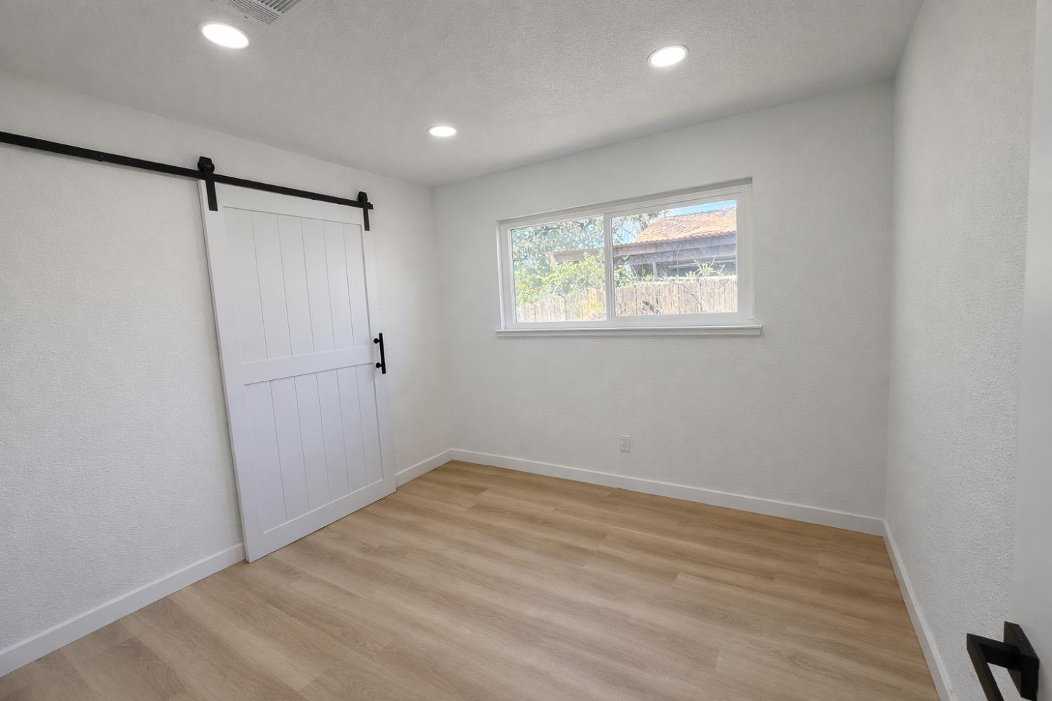 444 N 5th Ave, Oakdale, CA 95361