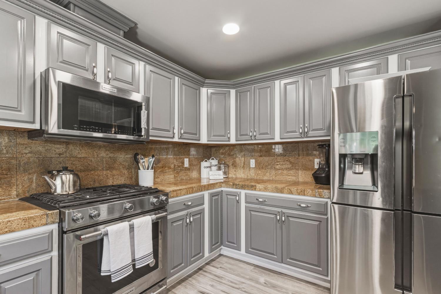 1201 W Donna Dr, Merced, CA 95348
