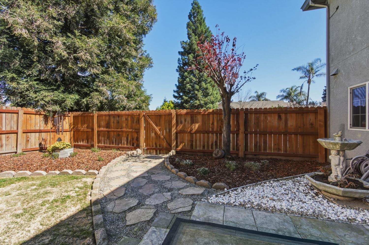 1201 W Donna Dr, Merced, CA 95348
