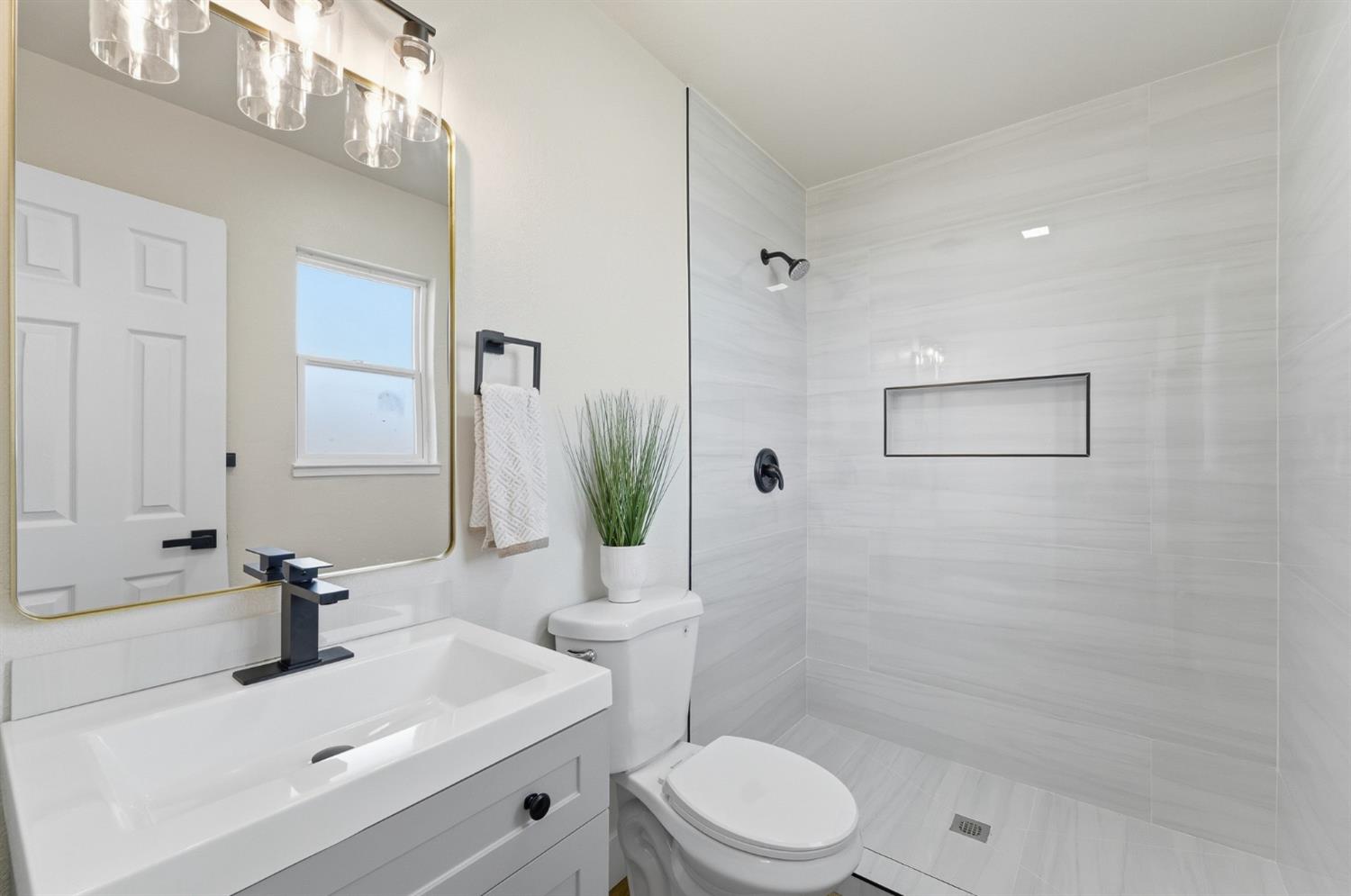 1376 Speer St, Oakdale, CA 95361