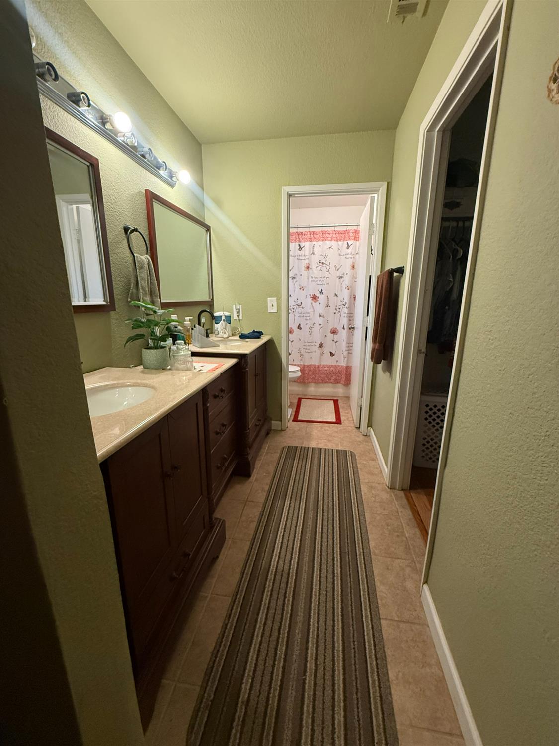 558 Cedarwood Ct, Los Banos, CA 93635