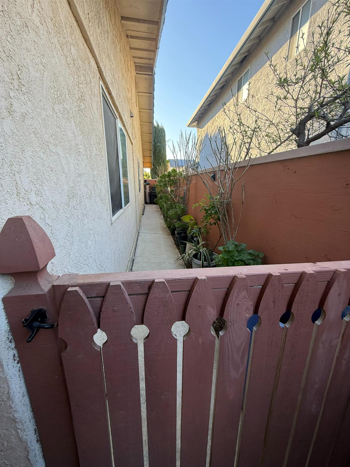 558 Cedarwood Ct, Los Banos, CA 93635