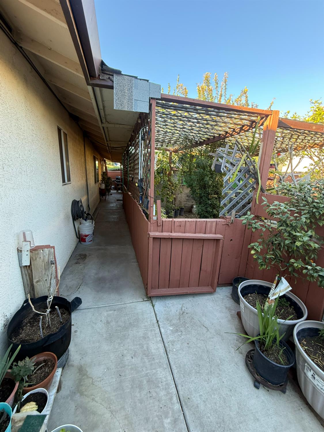 558 Cedarwood Ct, Los Banos, CA 93635