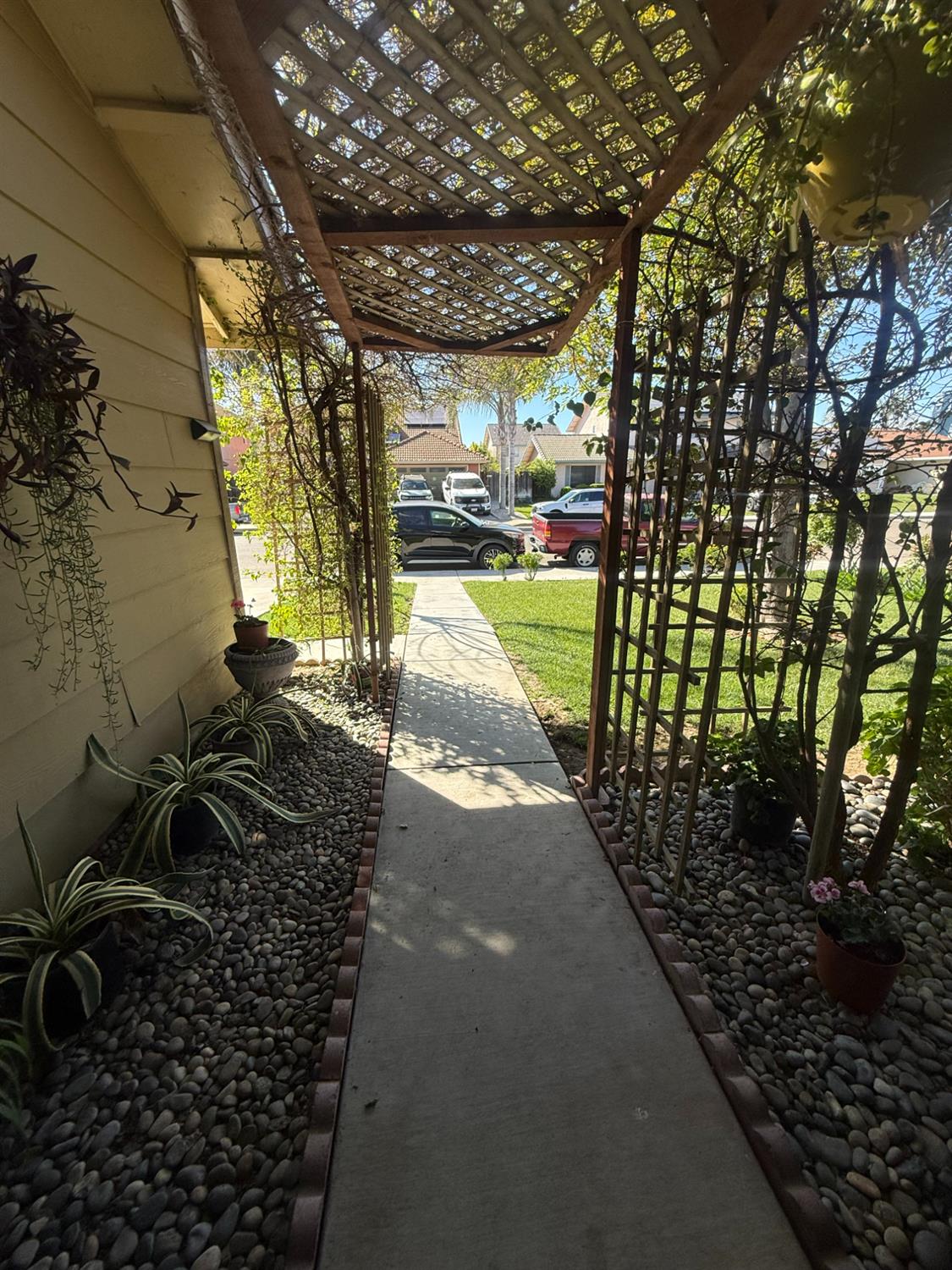 558 Cedarwood Ct, Los Banos, CA 93635