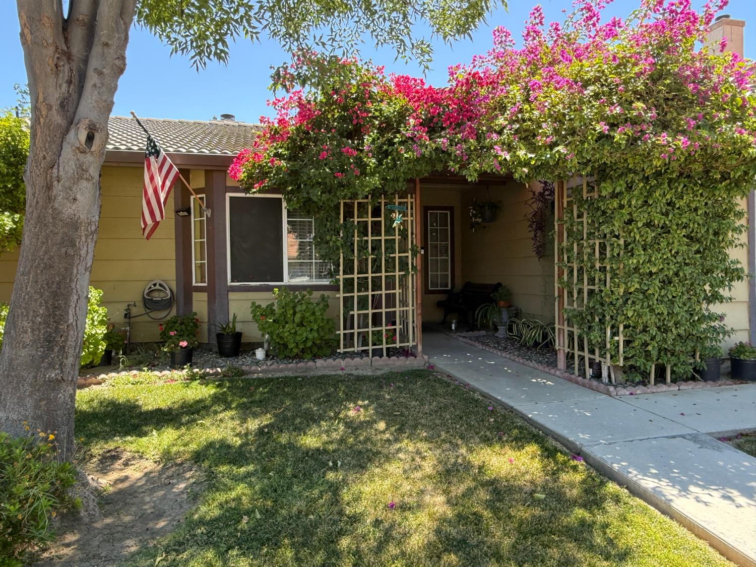 558 Cedarwood Ct, Los Banos, CA 93635