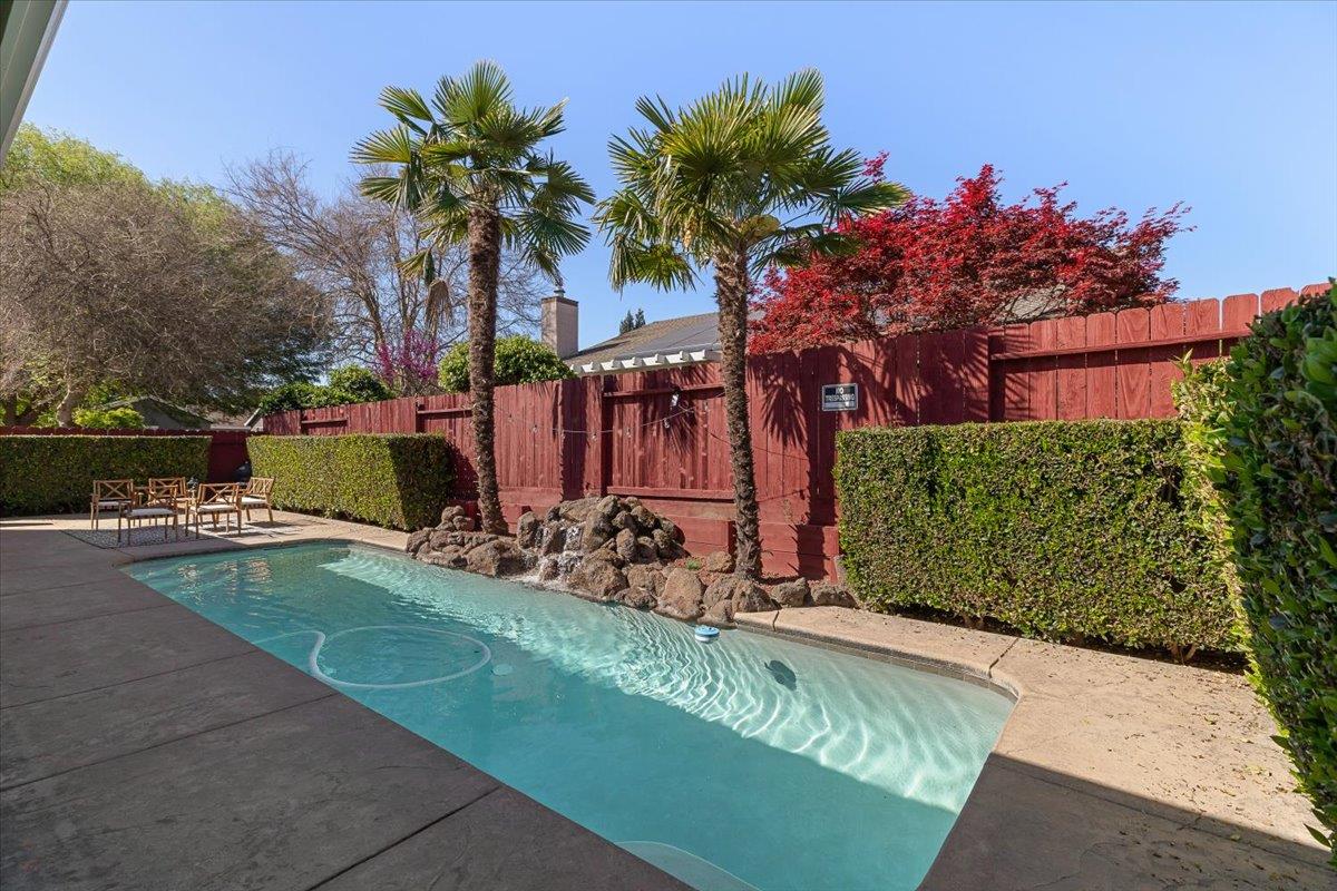 710 Almondcrest St, Oakdale, CA 95361