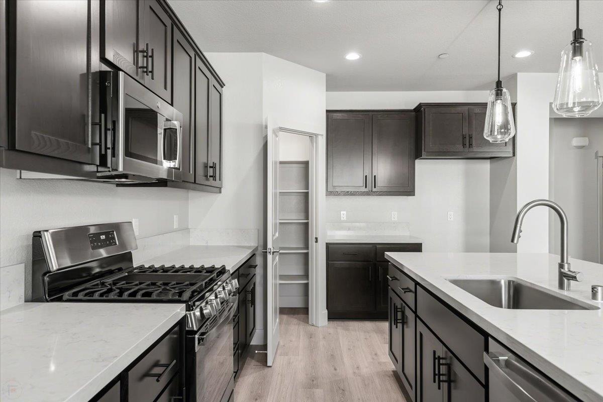 2041 Zane Way, Turlock, CA 95382