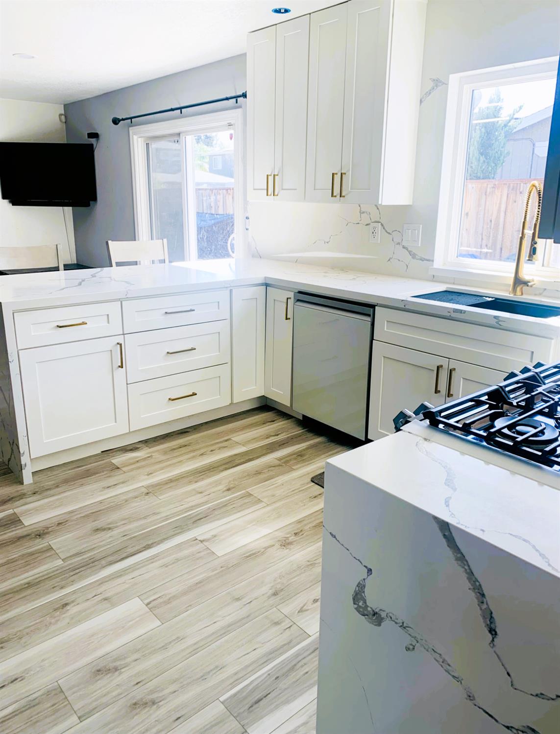 1049 Compass Ln, Manteca, CA 95537