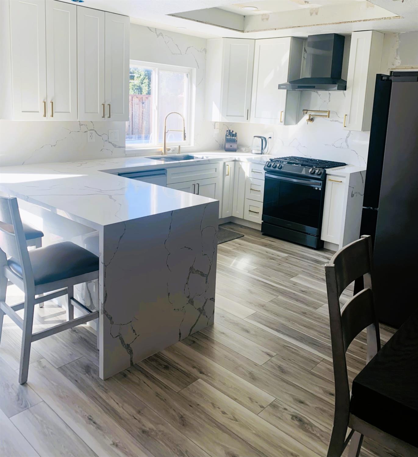 1049 Compass Ln, Manteca, CA 95537