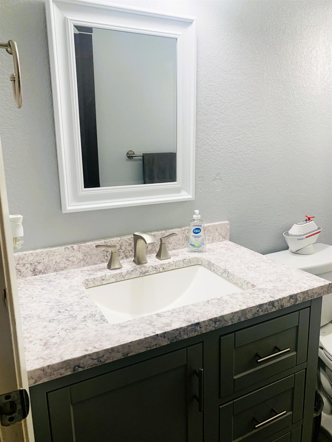 1049 Compass Ln, Manteca, CA 95537