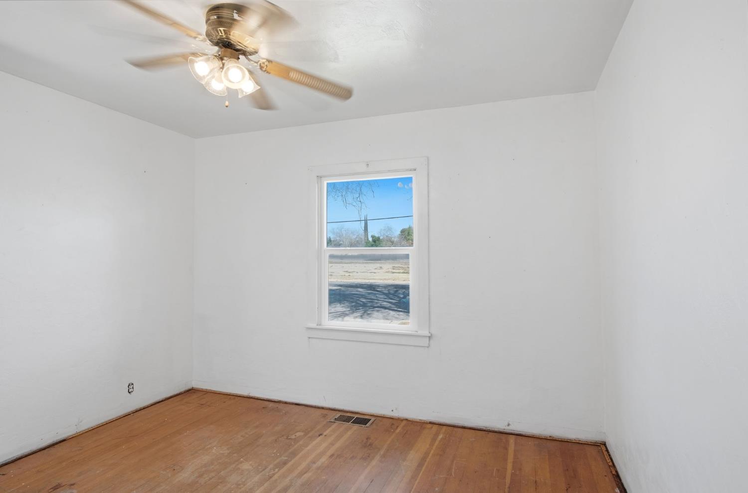 323 H St, Los Banos, CA 93635