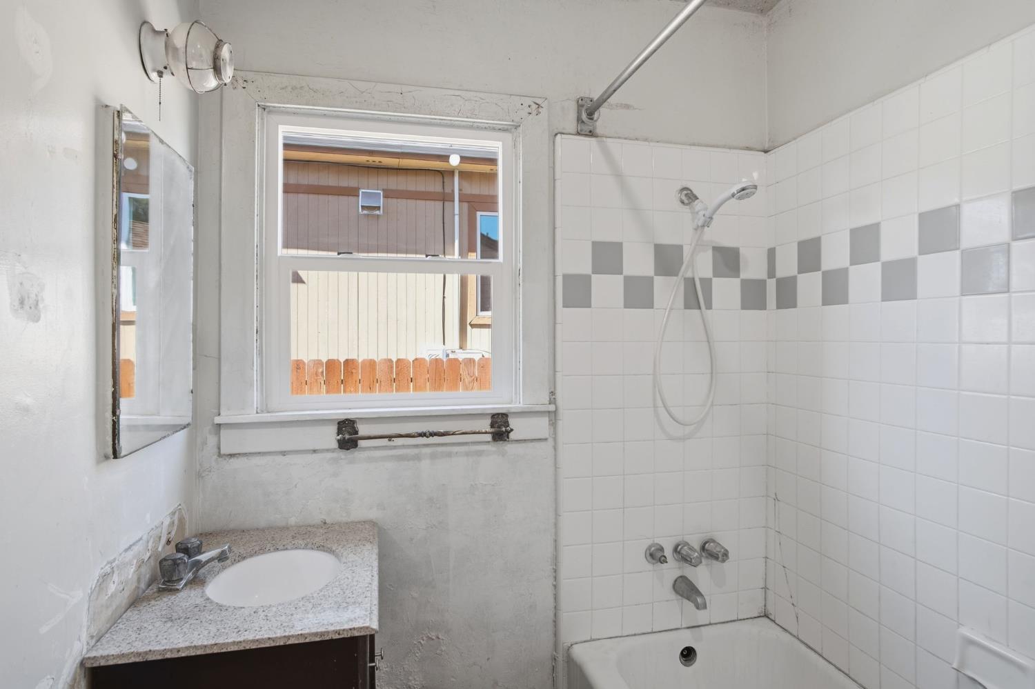 323 H St, Los Banos, CA 93635