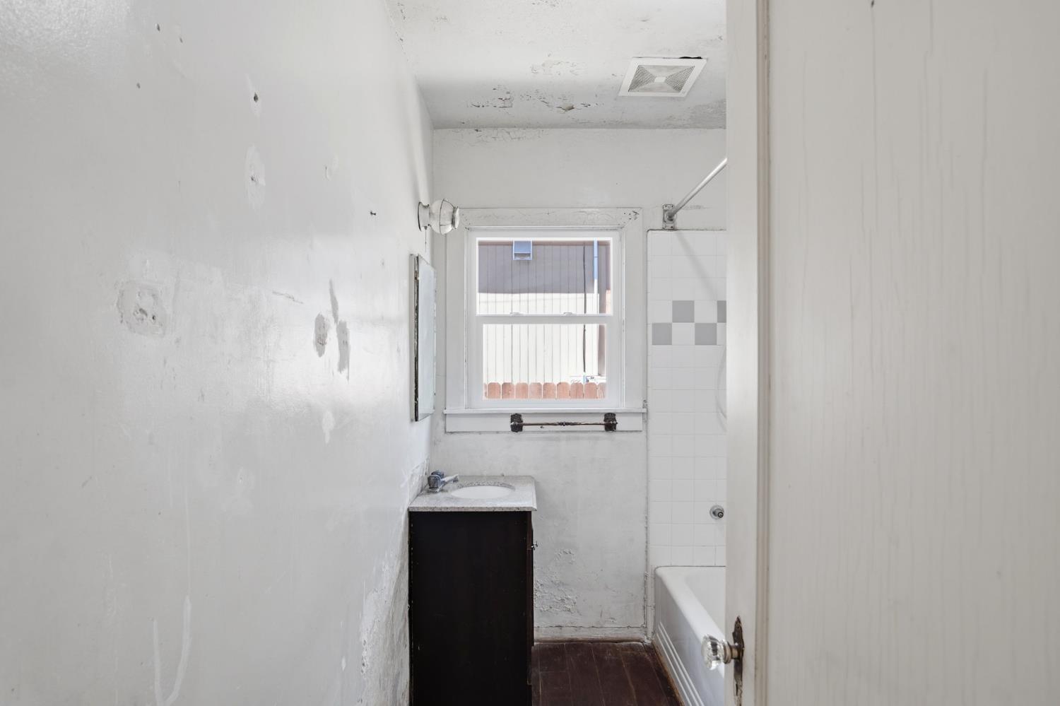 323 H St, Los Banos, CA 93635