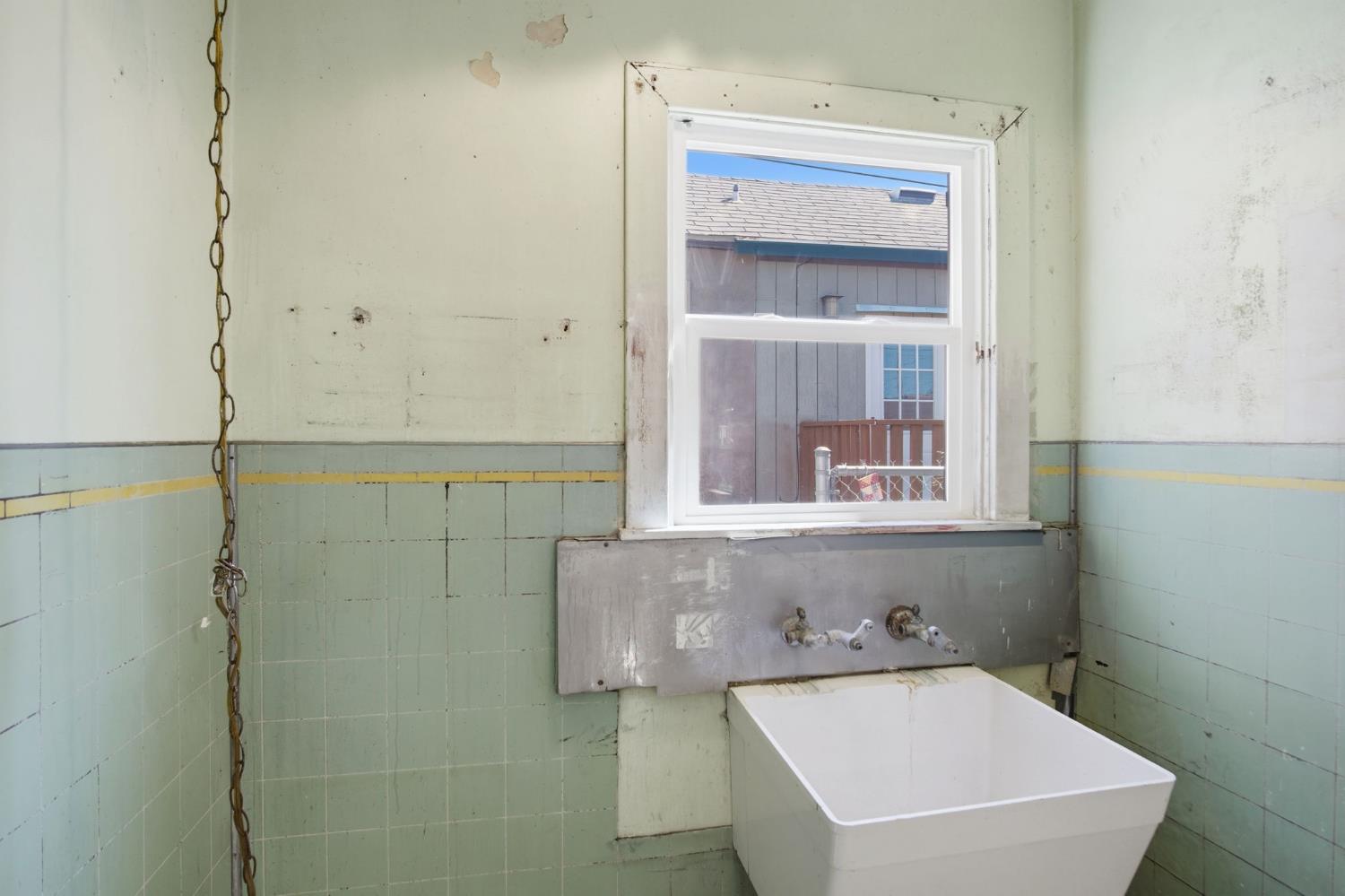 323 H St, Los Banos, CA 93635