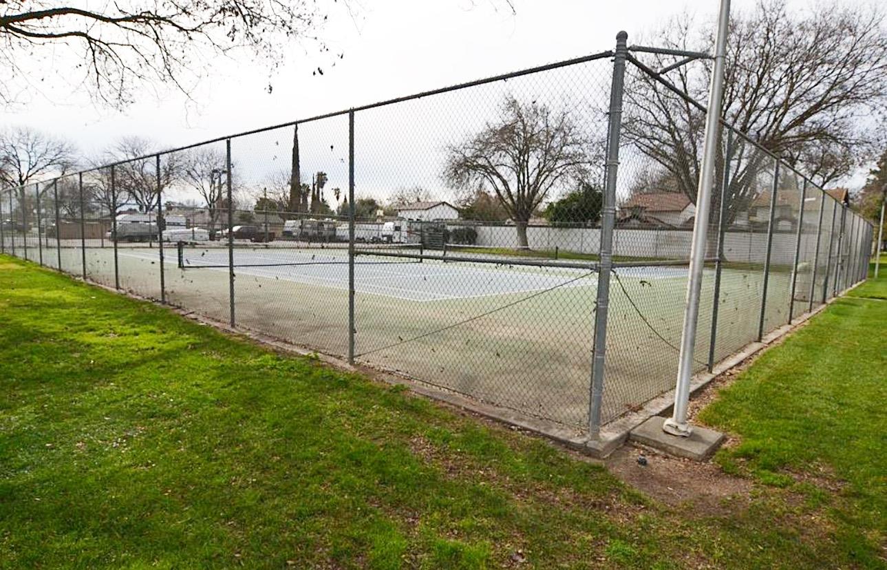 300 Los Verdes Ct, Modesto, CA 95354