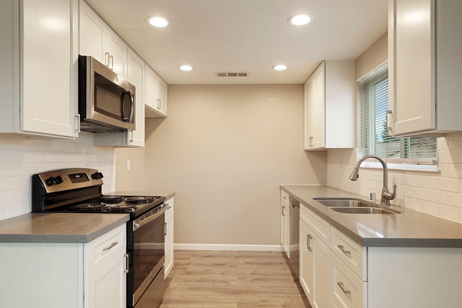 495 Cherry Ln #J, Manteca, CA 95337