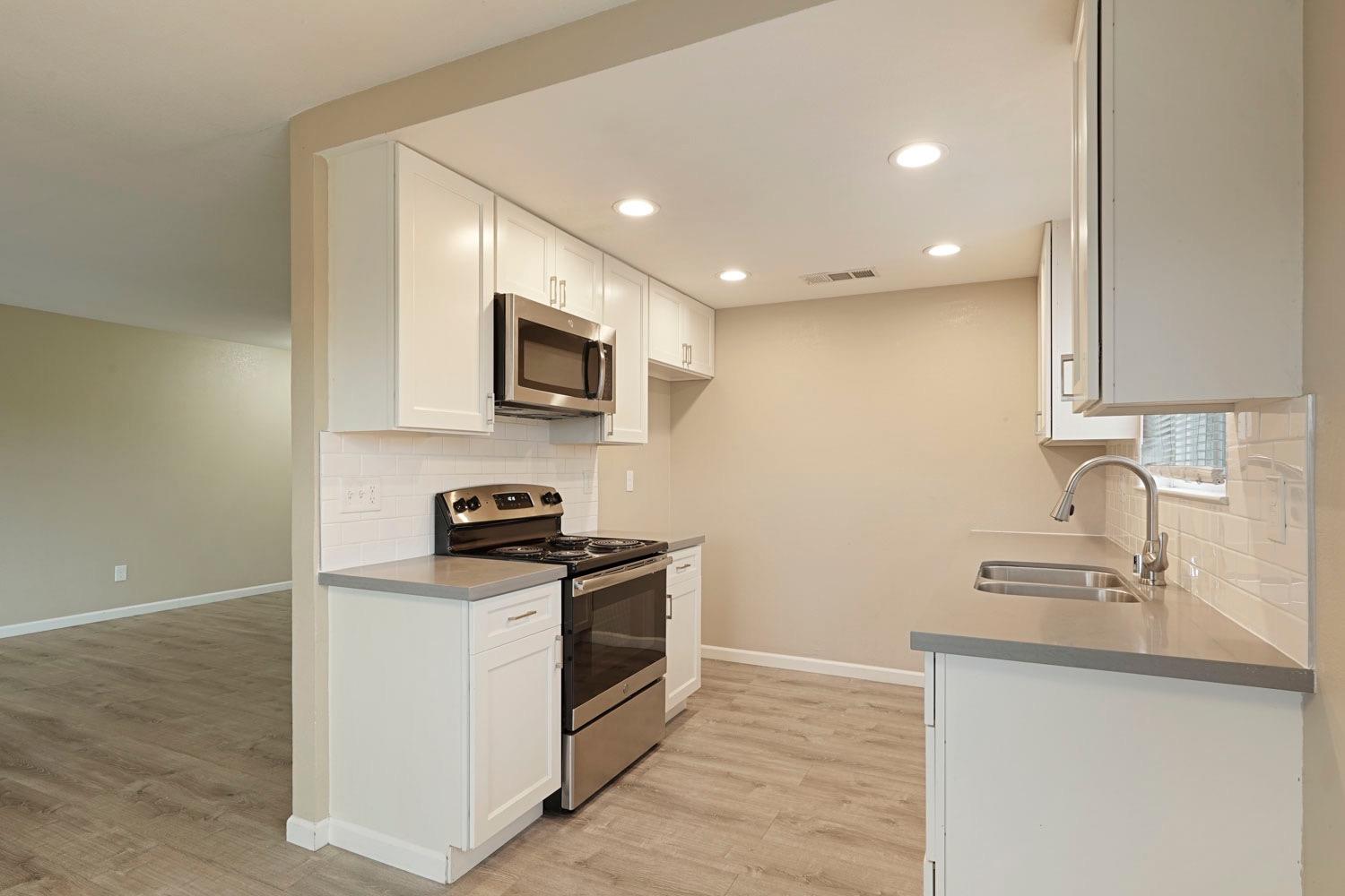 495 Cherry Ln #J, Manteca, CA 95337