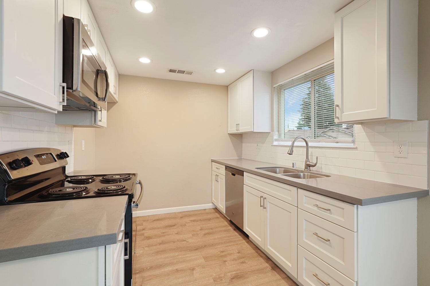 495 Cherry Ln #J, Manteca, CA 95337