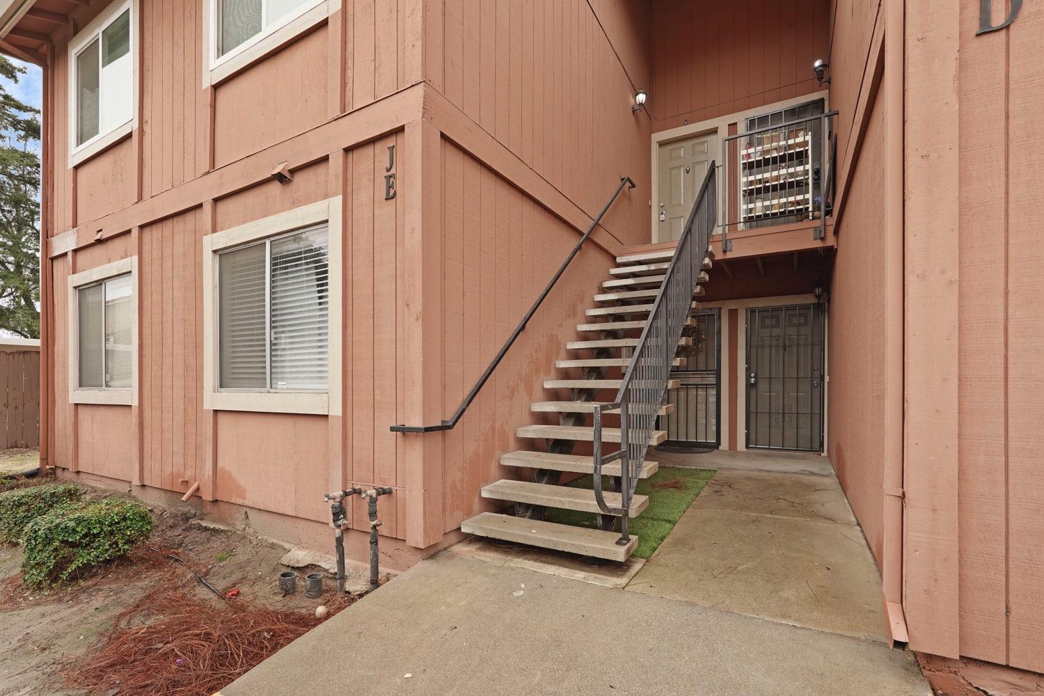 495 Cherry Ln #J, Manteca, CA 95337