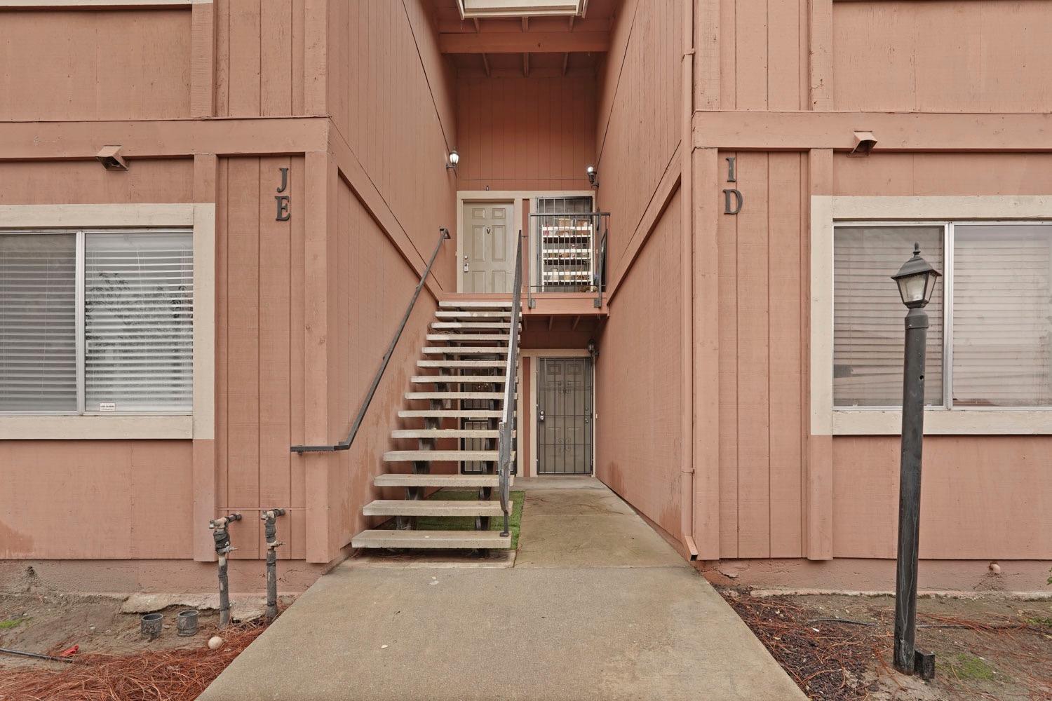 495 Cherry Ln #J, Manteca, CA 95337