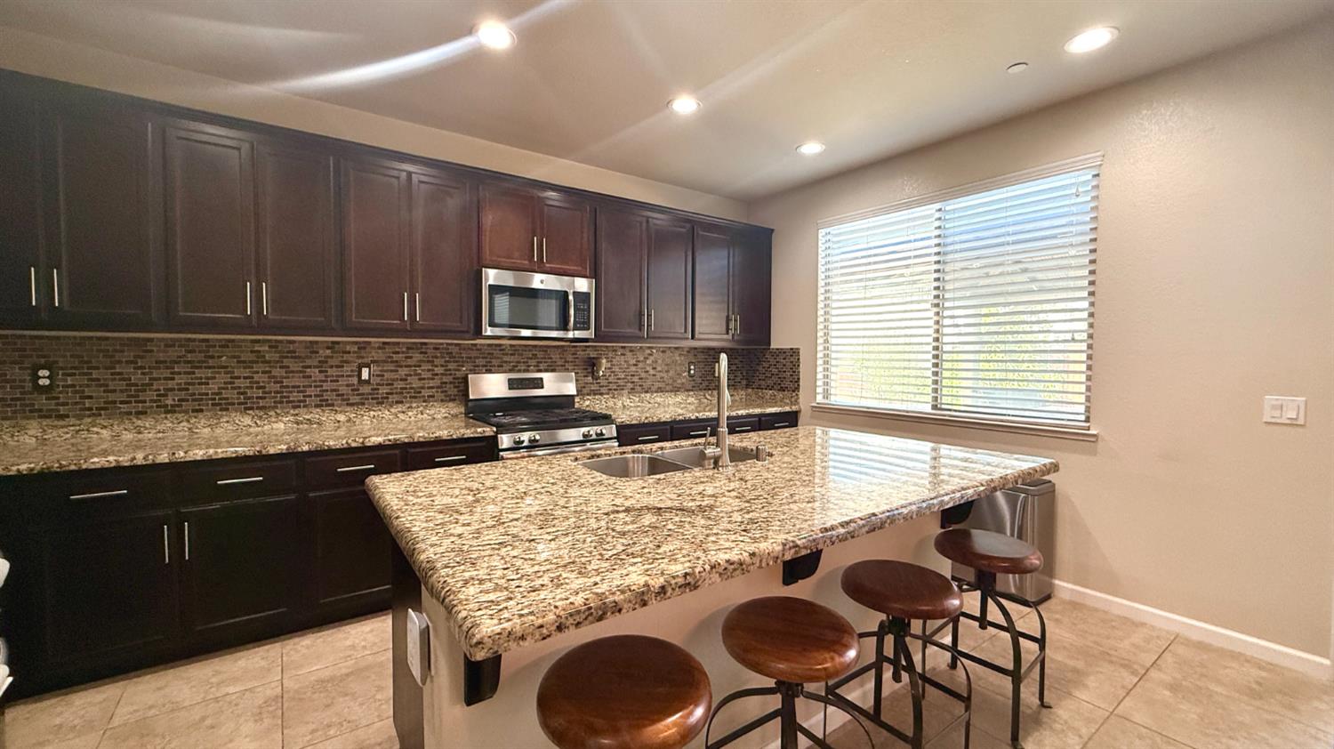 2767 Round Tree Way, Manteca, CA 95337