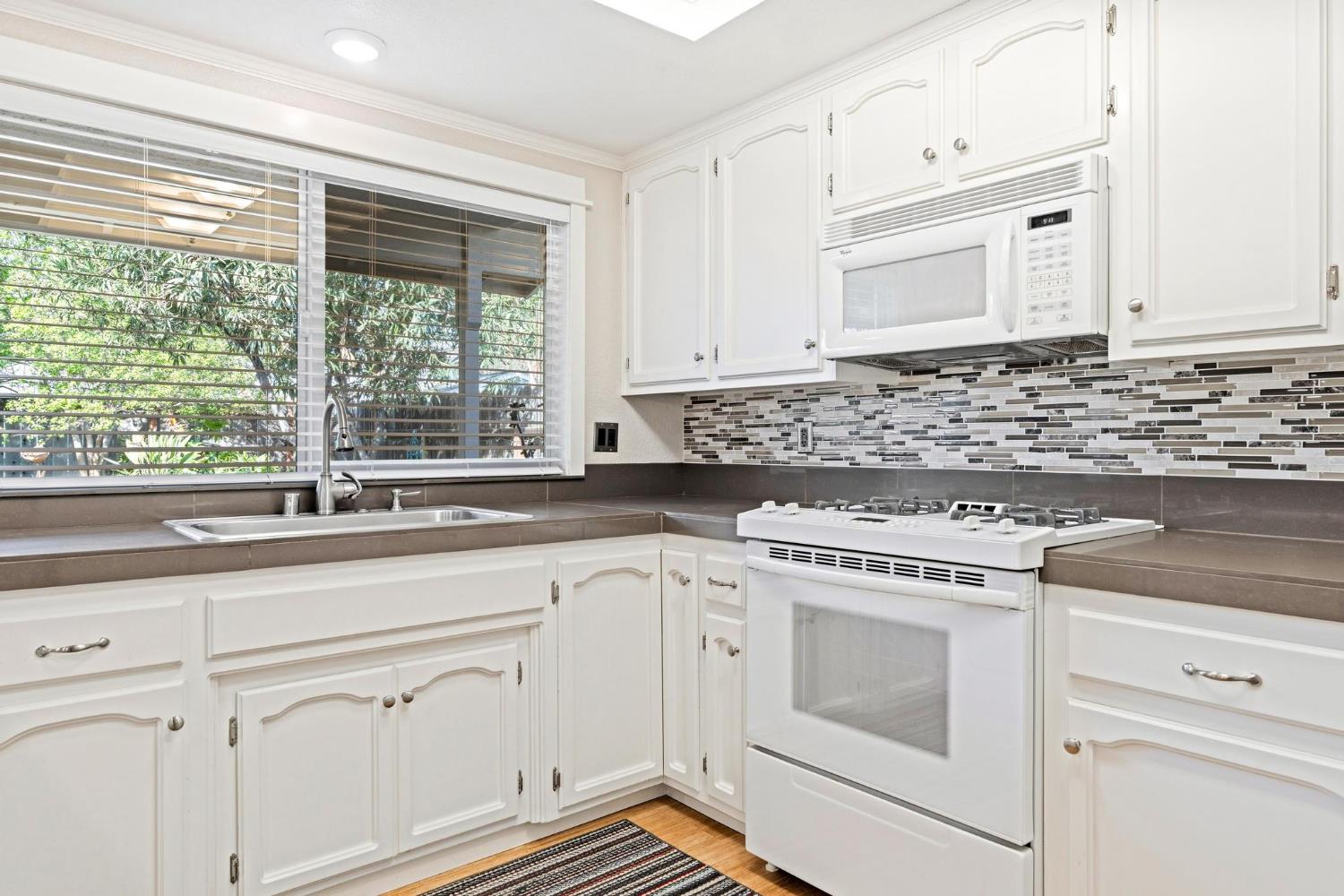 1859 Elmwood Ln, Manteca, CA 95336