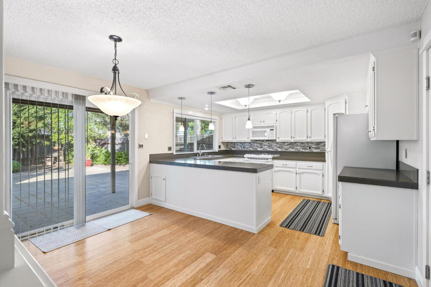 1859 Elmwood Ln, Manteca, CA 95336