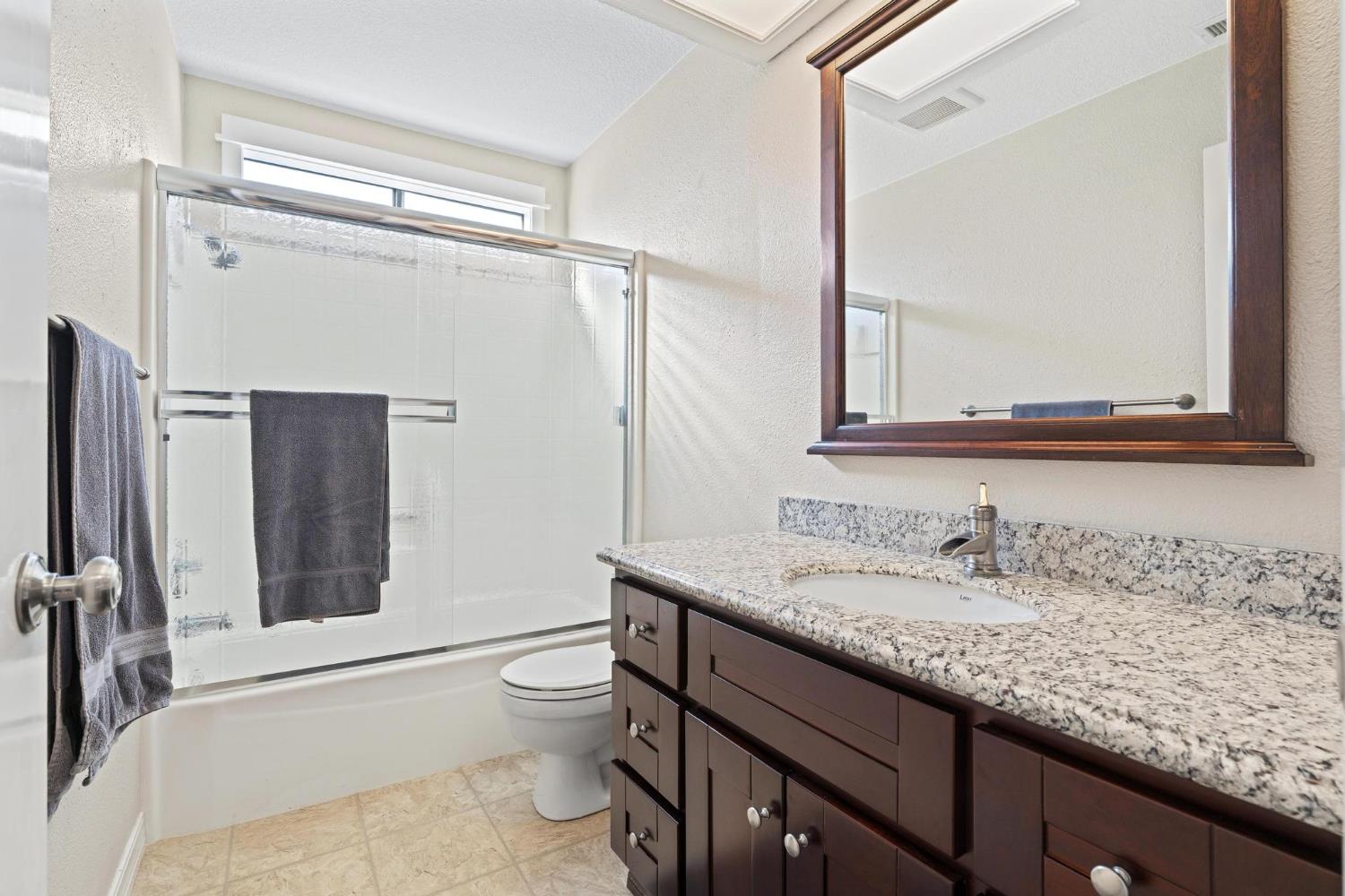 1859 Elmwood Ln, Manteca, CA 95336